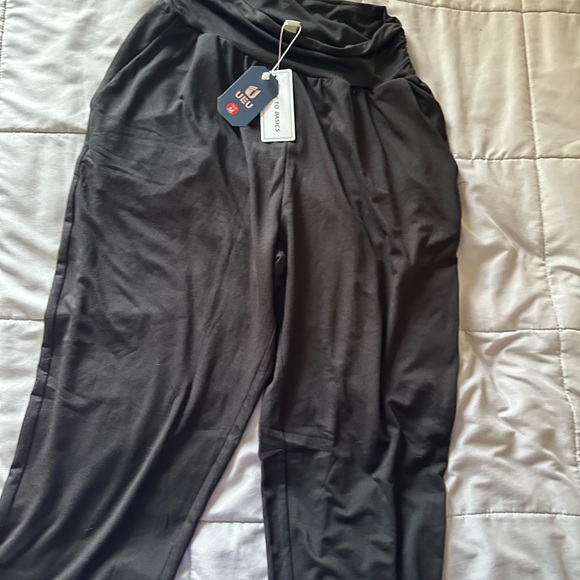 Uniqlo Pants - Uniqlo Black Sweatpants with Tapered Fit